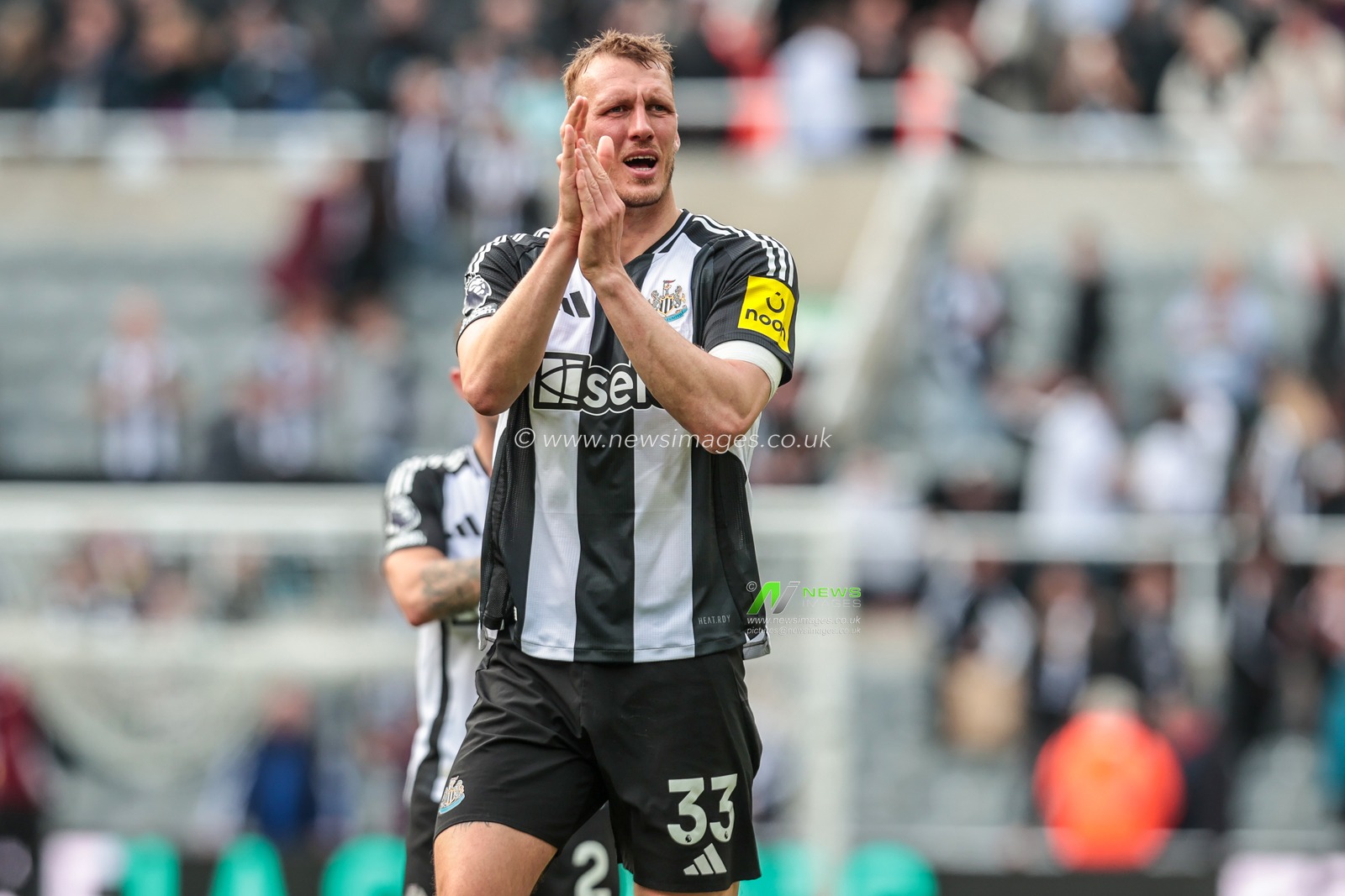 Dan Burn of Newcastle United applauds the fans after the final whistle during the Premier League match Newcastle United vs Ipswich Town at St. James's Park, Newcastle, United Kingdom, 25th April 2025

(Photo by Richard Bierton/News Images)