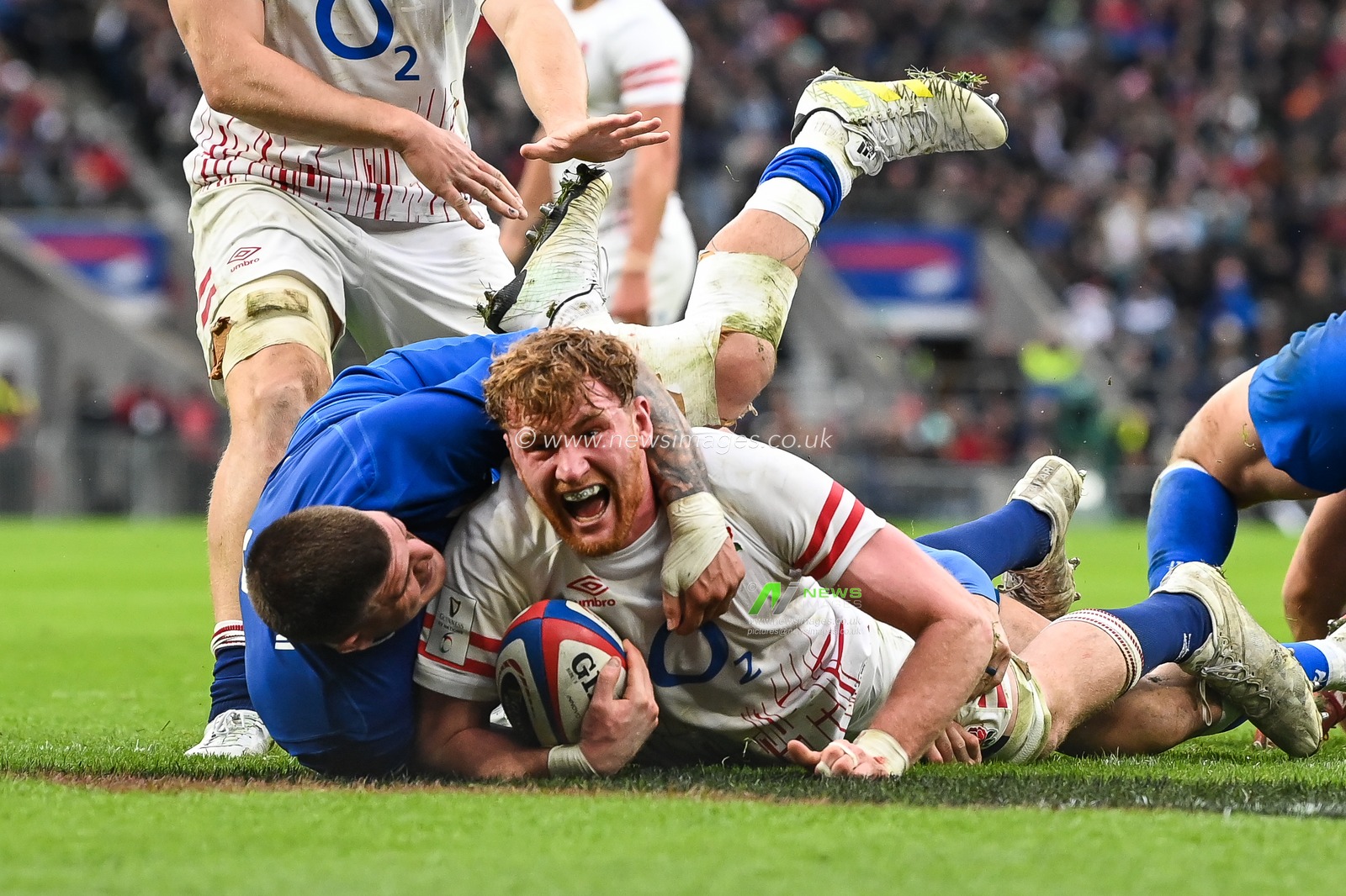 Ollie Chessum of England goes over for a try during the 2023 Guinness 6 Nations match England vs Italy at Twickenham Stadium, Twickenham, United Kingdom, 12th February 2023

(Photo by Craig Thomas/News Images)