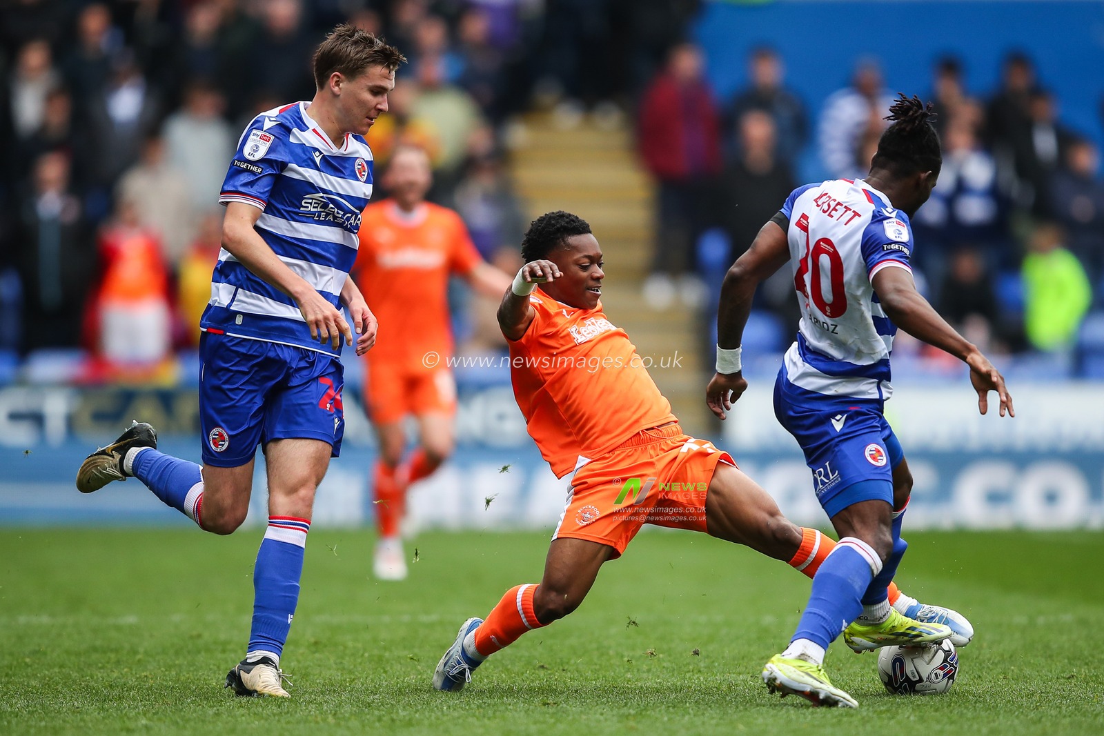 Karamoko Dembele of Blackpool and Jeriel Dorsett of Reading battle for the ball during the Sky Bet League 1 match Reading vs Blackpool at Select Car Leasing Stadium, Reading, United Kingdom, 27th April 2024

(Photo by Gareth Evans/News Images)