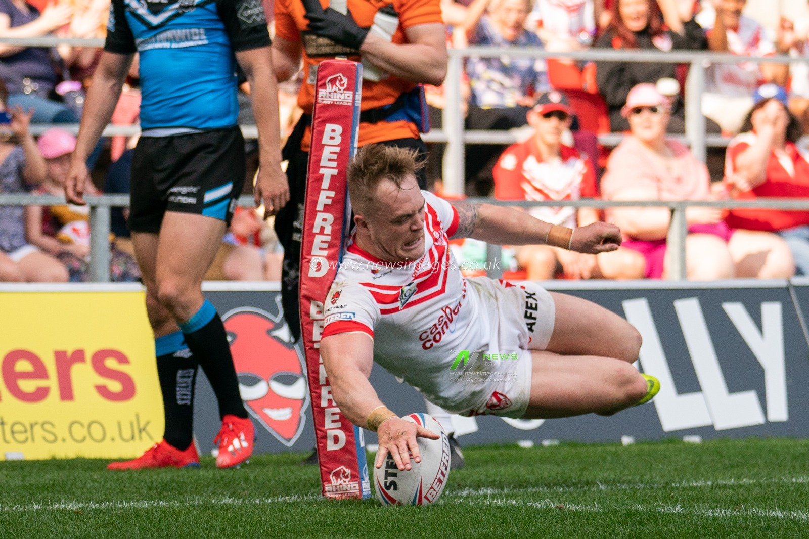 St. Helens's Adam Swift scores his sides sixth try

22nd April 2019 , Totally Wicked Stadium, St Helens, England;  Betfred Super League, Round 12, St Helens vs Hull FC

Credit: Terry Donnelly/News Images