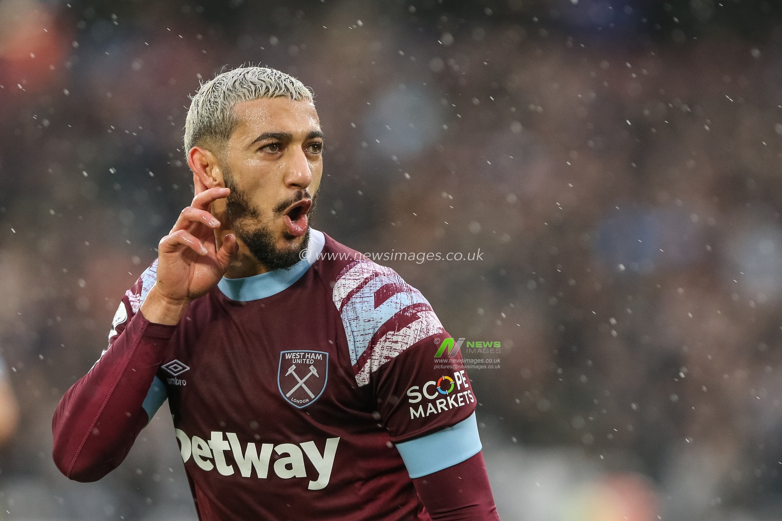 SaÃ¯d Benrahma #22 of West Ham United celebrates his goal to make it 1-0 during the Premier League match West Ham United vs Crystal Palace at London Stadium, London, United Kingdom, 6th November 2022

(Photo by Arron Gent/News Images)