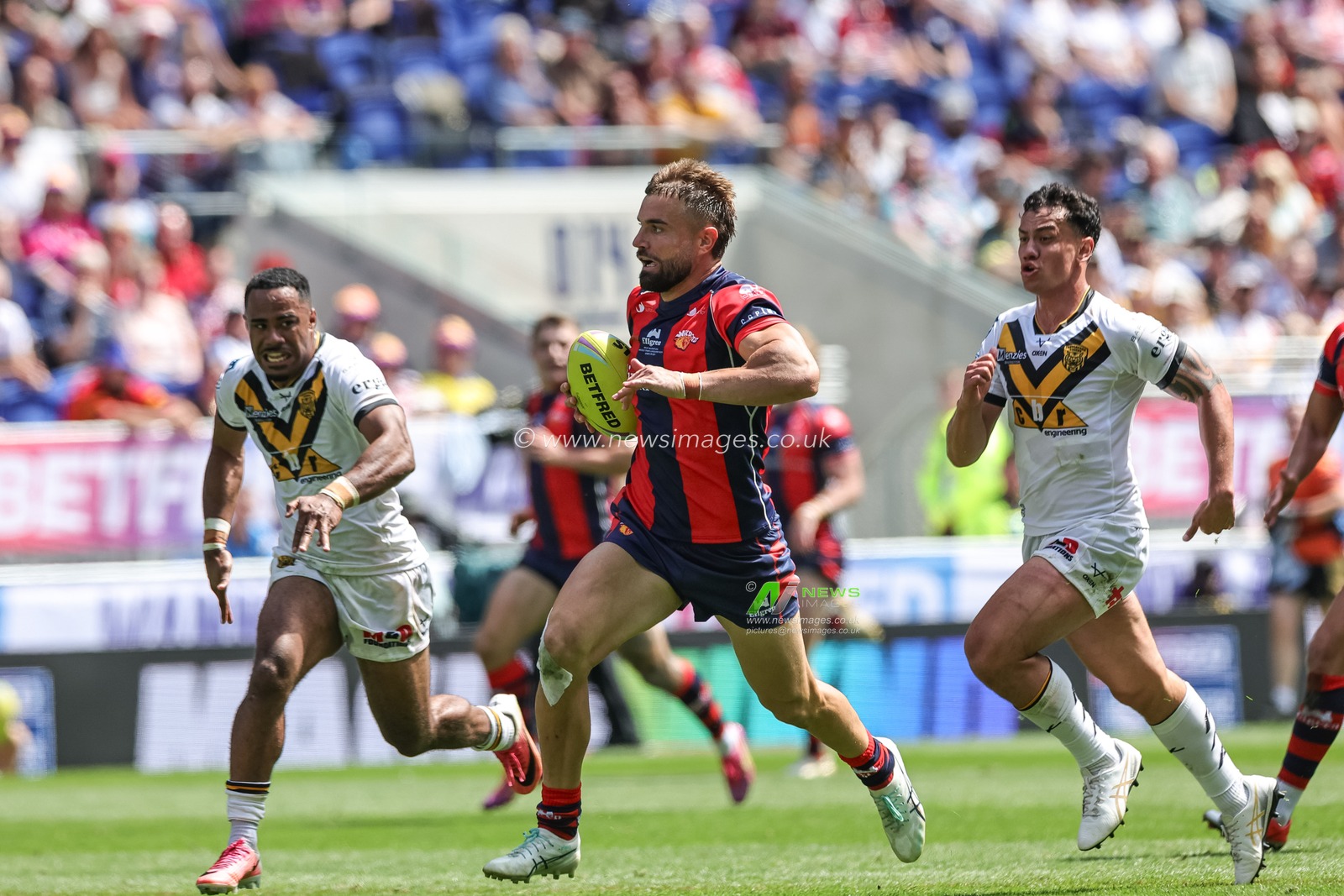 Mike McMeeken of Wakefield Trinity breaks with the ball during the Betfred Super League Magic Weekend match Wakefield Trinity vs Castleford Tigers at Hill Dickinson Stadium, Liverpool, United Kingdom on 05 July 2026

(Photo by Mark Cosgrove/News Images)