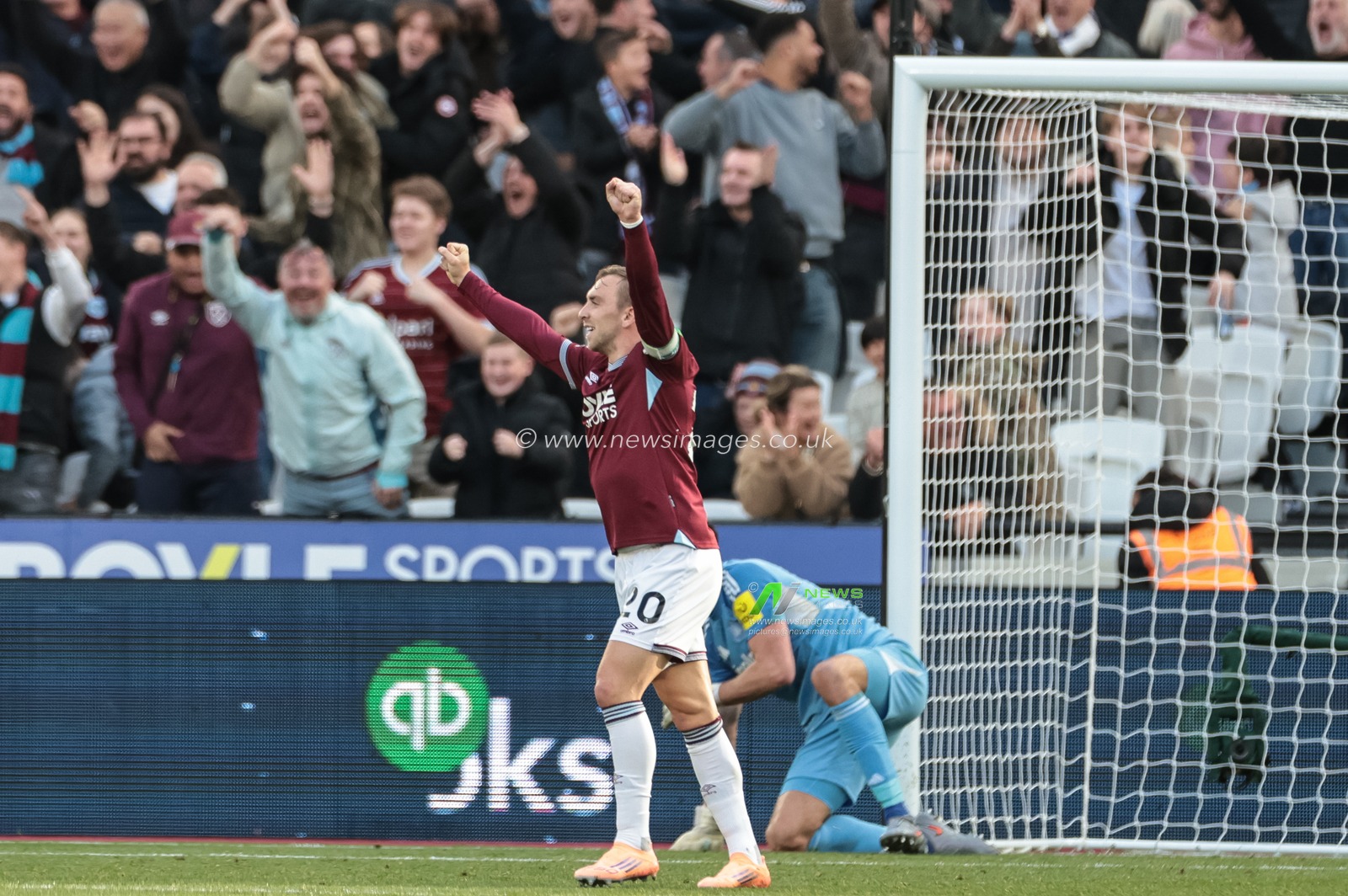 Jarrod Bowen of West Ham United celebrates the goal of Lucas Paqueta of West Ham United to make it 1-1 during the Premier League match West Ham United vs Newcastle United at London Stadium, London, United Kingdom, 2nd November 2025

(Photo by Mark Cosgrove/News Images)

*** GER AUT SUI OUT ***