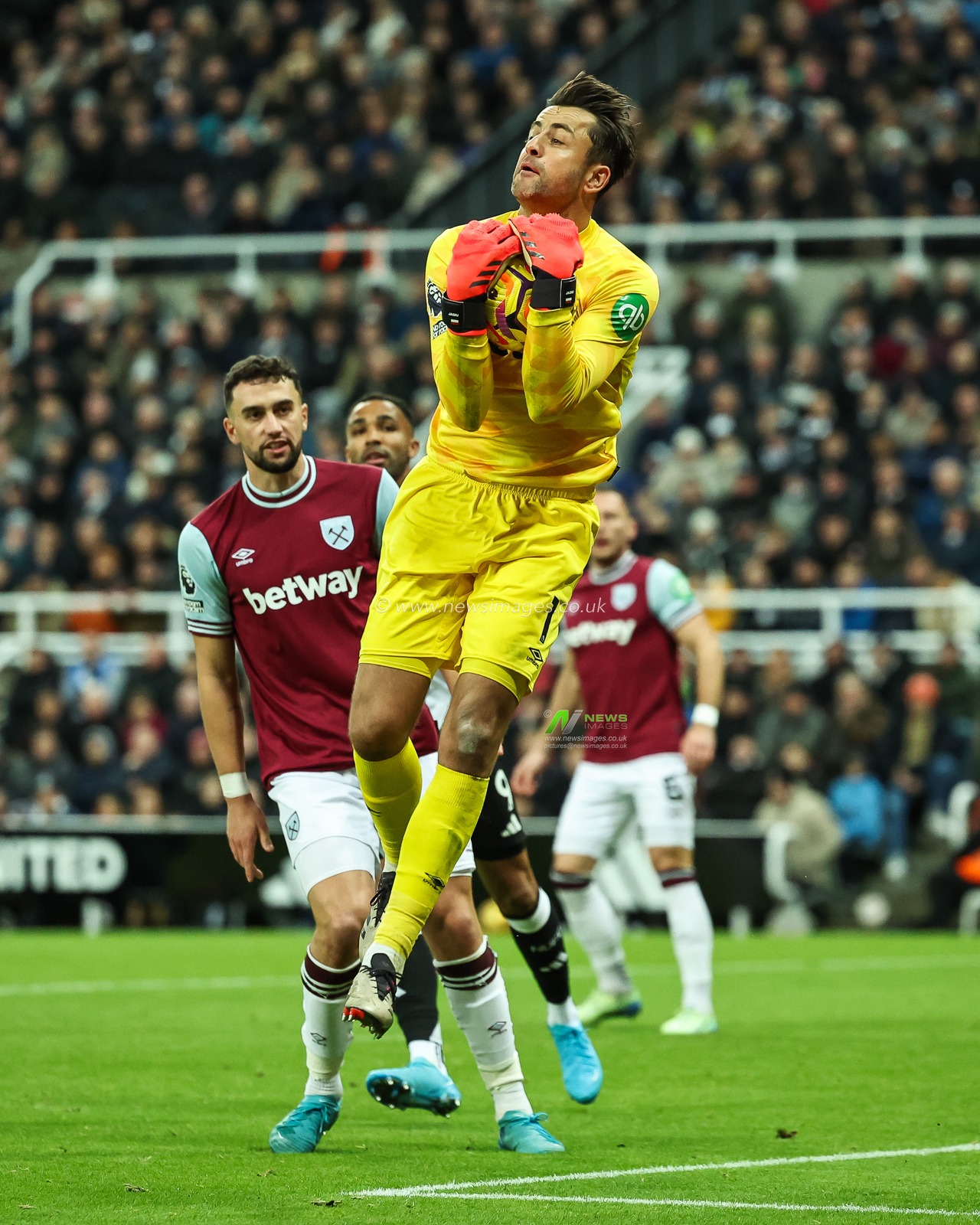Åukasz FabiaÅ„ski of West Ham United claims the cross during the Premier League match Newcastle United vs West Ham United at St. James's Park, Newcastle, United Kingdom, 25th November 2024

(Photo by Mark Cosgrove/News Images)