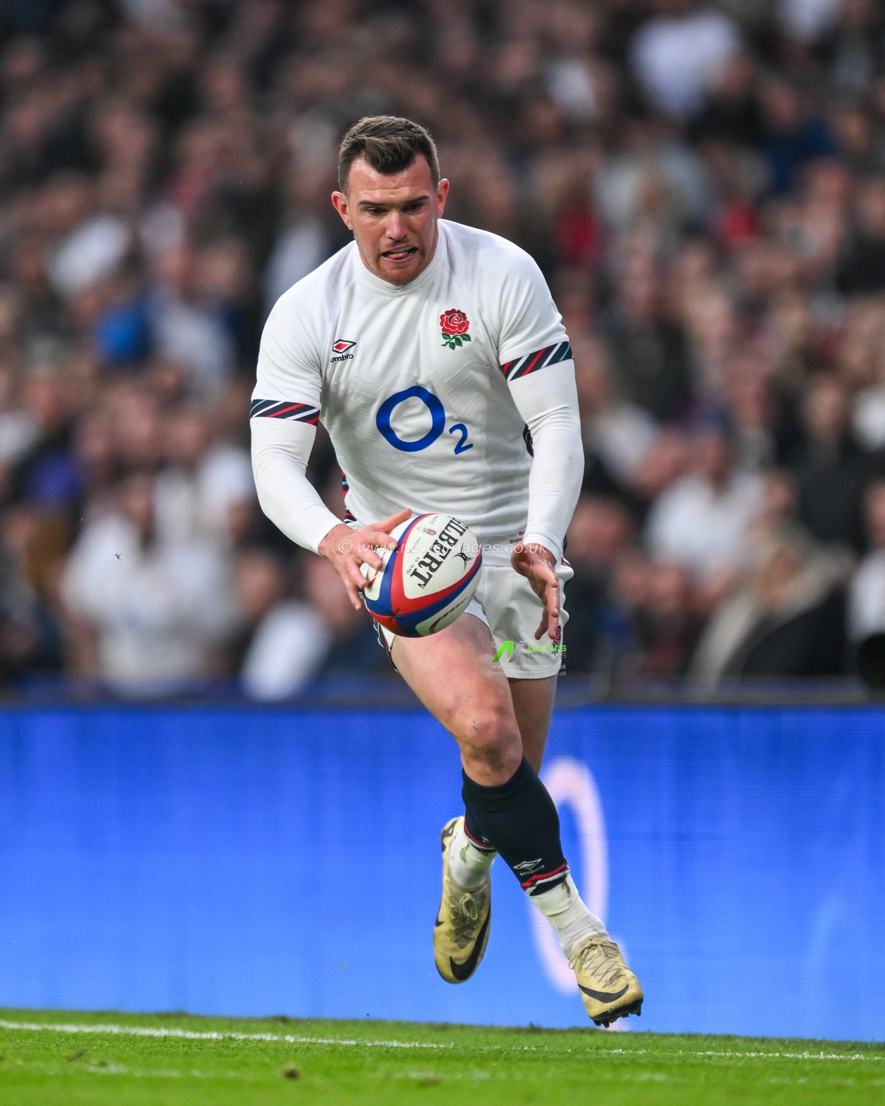 Ben Spencer of England makes a break during the Autumn Nations Series match England vs New Zealand at Allianz Stadium,, Twickenham, United Kingdom, 2nd November 2024

(Photo by Craig Thomas/News Images)