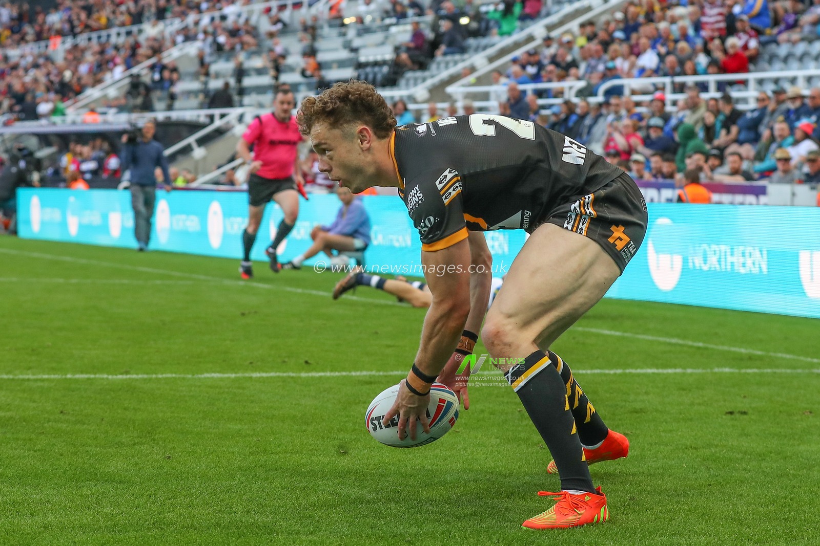 Elliot Wallis #26 of Castleford Tigers goes over for a try and makes the score 6-10 during the Betfred Super League Magic Weekend match Leeds Rhinos vs Castleford Tigers at St. James's Park, Newcastle, United Kingdom, 3rd June 2023

(Photo by Gareth Evans/News Images)