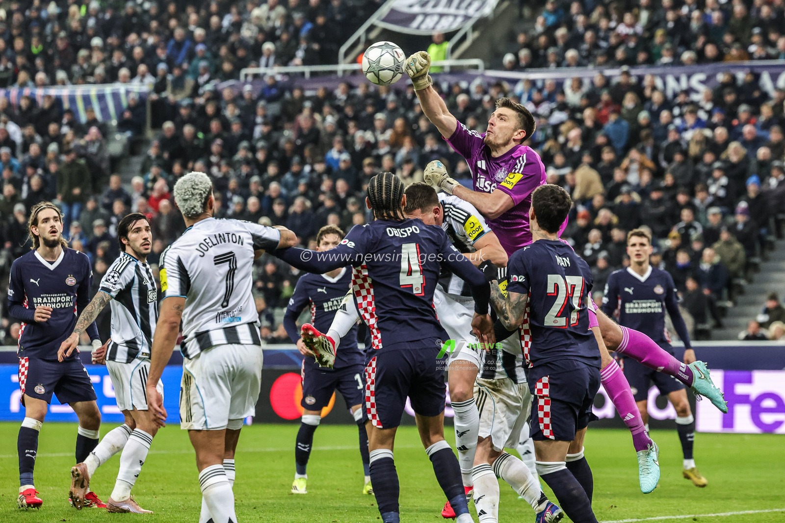 Newcastle Untied goalkeeper Nick Pope punches clear during the UEFA Champions League Matchday 7 of 8 Newcastle United v PSV Eindhovenn at St. James's Park, Newcastle, United Kingdom, 21st January 2026

(Photo by Mark Cosgrove/News Images)