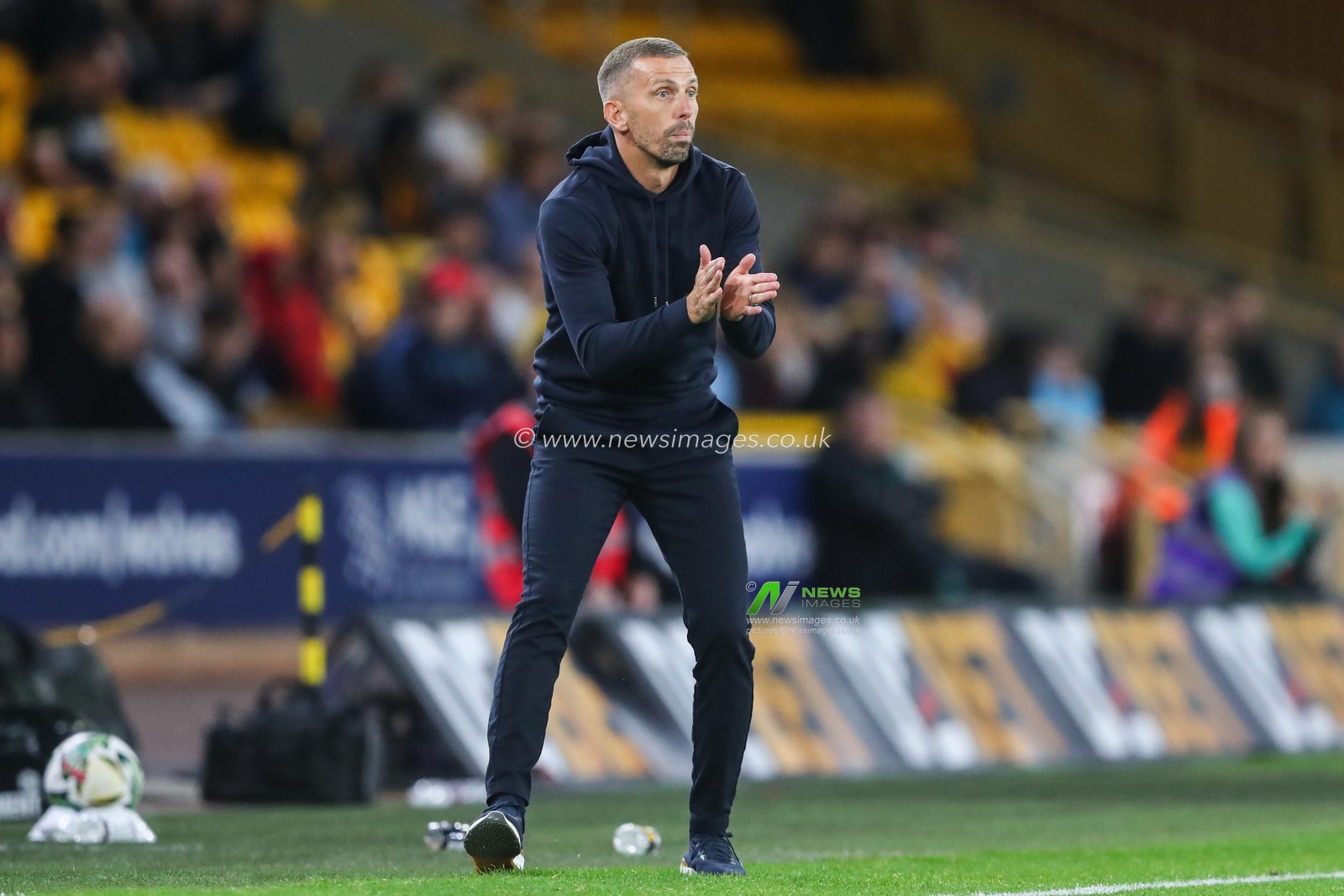 Gary O'Neil manager of Wolverhampton Wanderers applauds his players during the Carabao Cup match Wolverhampton Wanderers vs Burnley at Molineux, Wolverhampton, United Kingdom, 28th August 2024

(Photo by Gareth Evans/News Images)