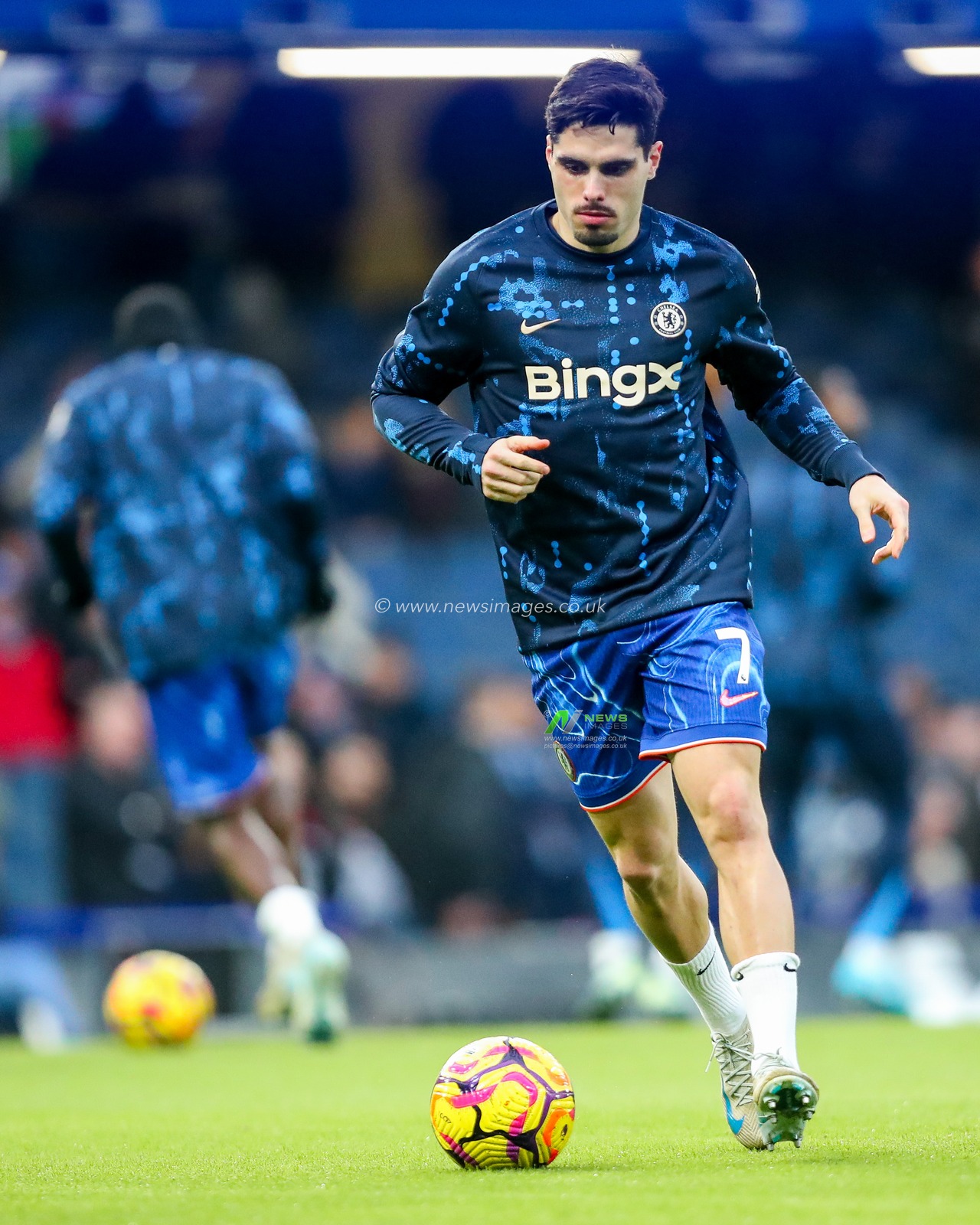 Pedro Neto of Chelsea warms up prior to during the Premier League match Chelsea vs Fulham at Stamford Bridge, London, United Kingdom, 26th December 2024

(Photo by Izzy Poles/News Images)
