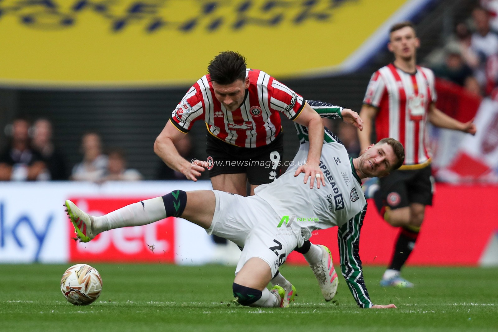 Chris Mepham of Sunderland tackles Kieffer Moore of Sheffield United during the Sky Bet Championship Playoff Final match Sheffield United vs Sunderland at Wembley Stadium, London, United Kingdom, 24th May 2025

(Photo by Izzy Poles/News Images)