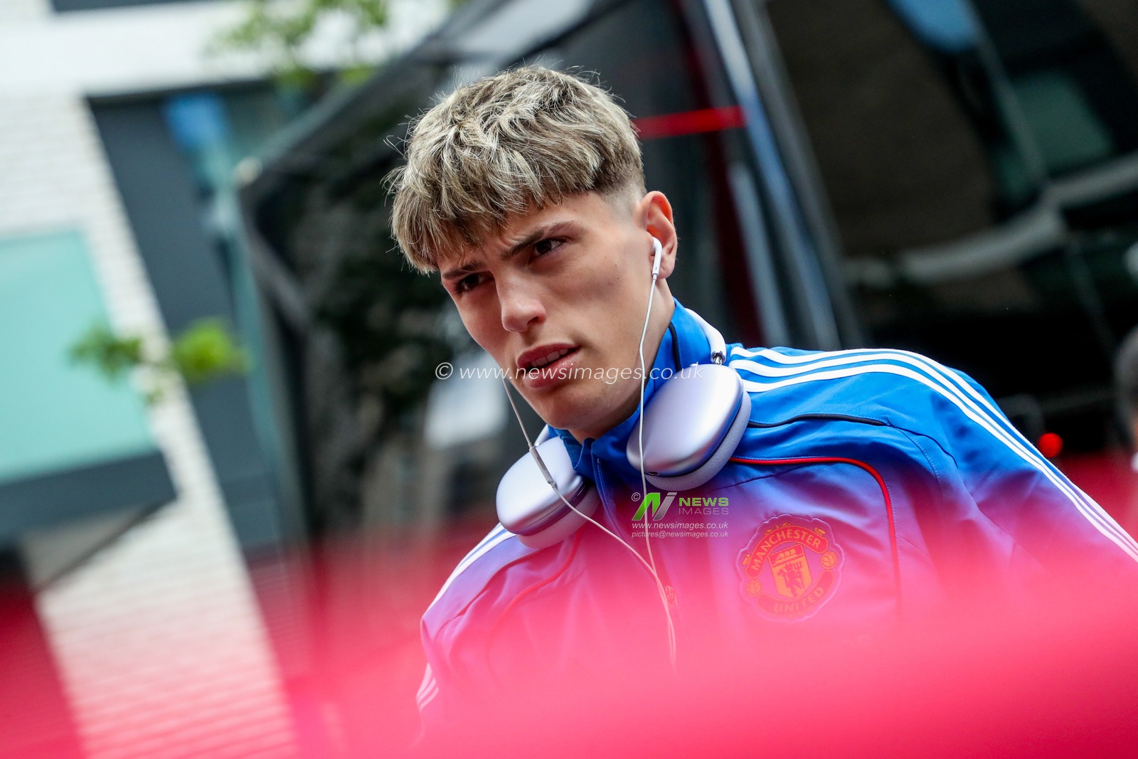 Alejandro Garnacho of Manchester United arrives at The Gtech Community Stadium prior to the Premier League match Brentford vs Manchester United at The Gtech Community Stadium, London, United Kingdom, 4th May 2025

(Photo by Izzy Poles/News Images)
