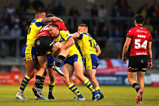 Paul Vaughan of Warrington Wolves and Ben Currie of Warrington Wolves tackle Chris Hill of Salford Red Devils during the Betfred Super League round 17 match Salford Red Devils vs Warrington Wolves at Salford Community Stadium, Eccles, United Kingdom, 4th July 2025

(Photo by Sam Eaden/News Images)