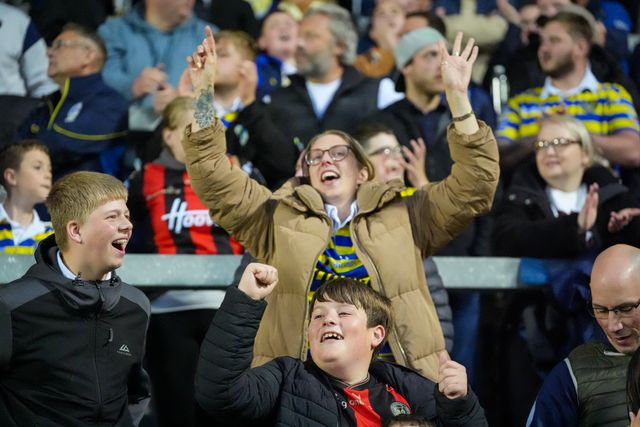 Warrington fans celebrate Ewan Irwin of Warrington Wolves going over for a try during the Betfred Super League round 14 match St Helens vs Warrington Wolves at The BrewDog Stadium, St Helens, United Kingdom on 11 June 2026

(Photo by Maynard Manyowa/News Images)