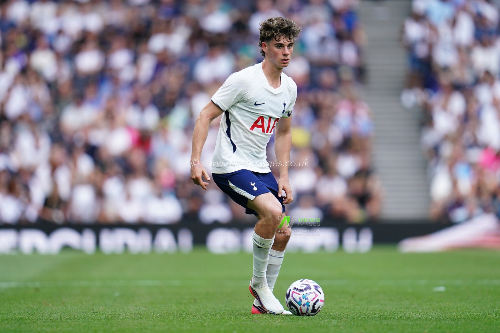 Archie Gray of Tottenham Hotspur with the ball during the pre-season friendly match Tottenham Hotspur vs Hoffenheim at Tottenham Hotspur Stadium, London, United Kingdom on 15 August 2026

(Photo by Harvey Murphy/News Images)