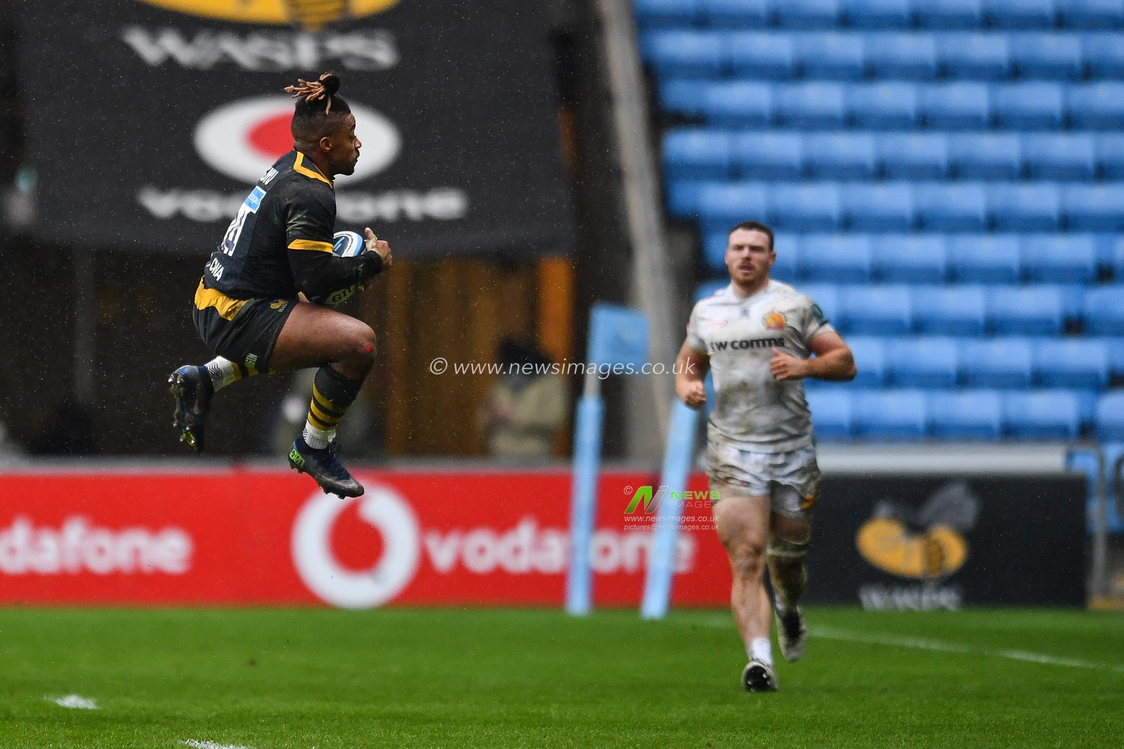 Paolo Odogwu of Wasps takes the high ball
