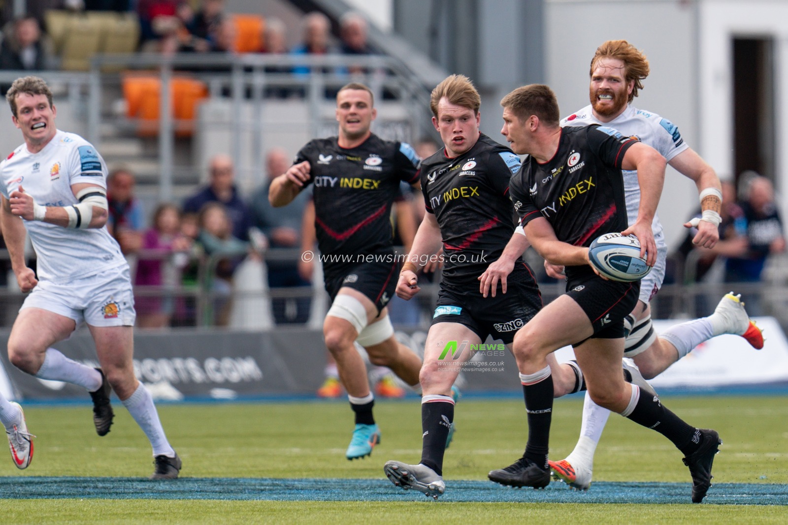 Own Farrell #10 of Saracens sets another attack