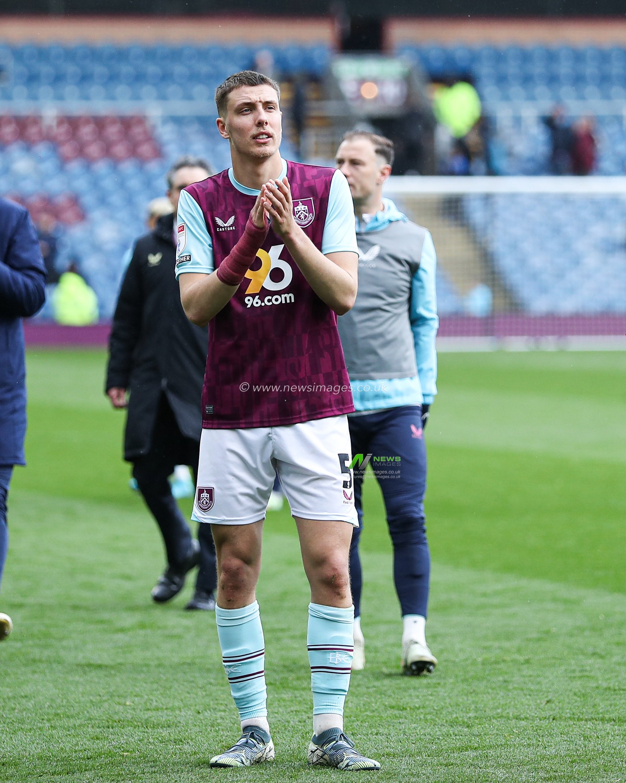 Maxime EstÃ¨ve of Burnley clapping fans after the Sky Bet Championship match Burnley vs Bristol City at Turf Moor, Burnley, United Kingdom, 29th March 2025

(Photo by Jorge Horsted/News Images)