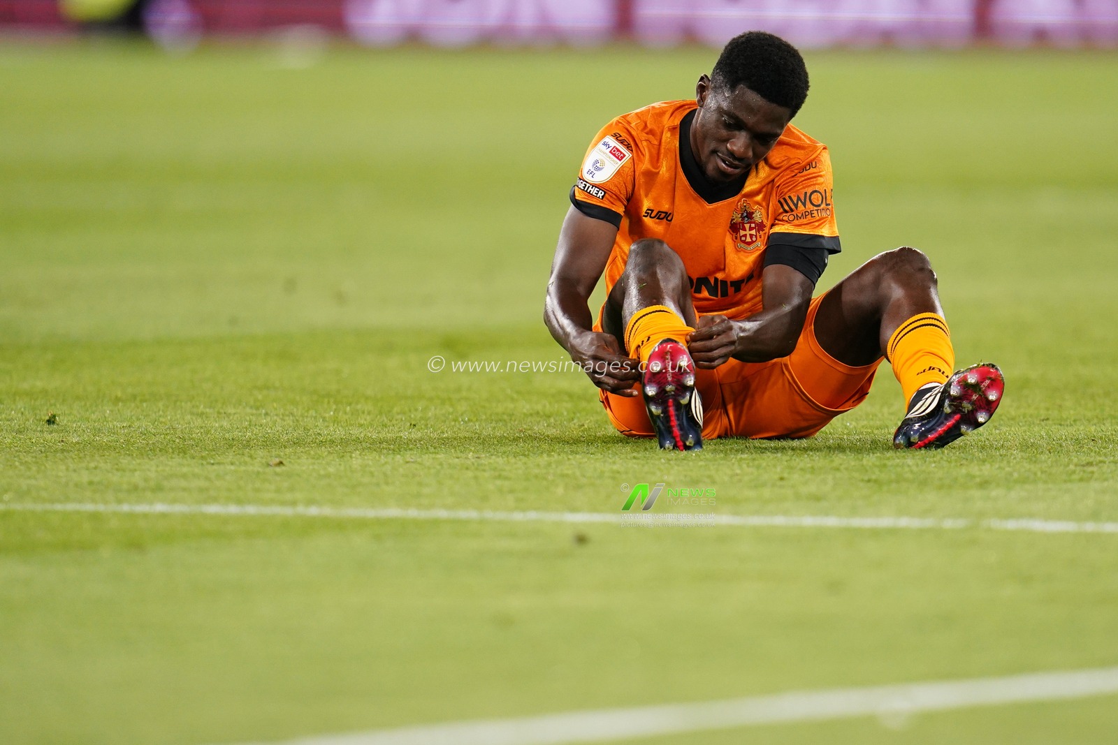 Nasser Djiga of Wolverhampton Wanderers after being fouled during the Sky Bet Championship match West Ham United vs Wolverhampton Wanderers at London Stadium, London, United Kingdom on 01 September 2026

(Photo by Harvey Murphy/News Images)