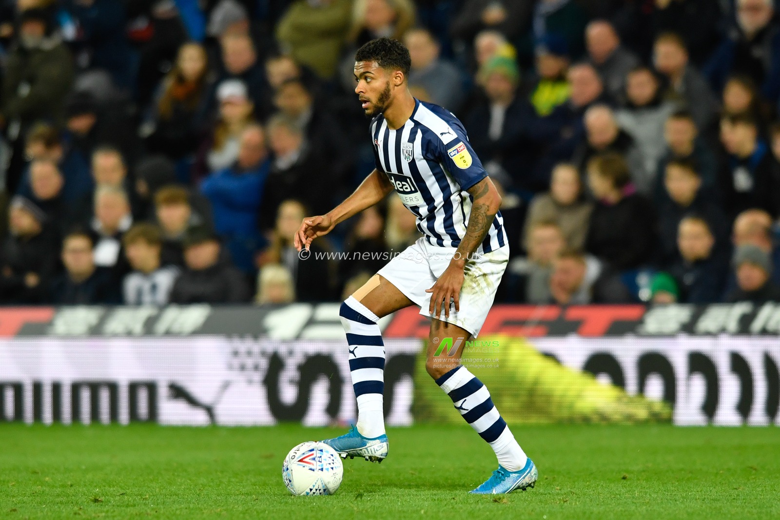 22nd October 2019, The Hawthorns, West Bromwich, England; Sky Bet Championship, West Bromwich Albion v Barnsley : Darnell Furlong (2) of West Bromwich Albion controls the ball

Credit: Simon Whitehead/News Images