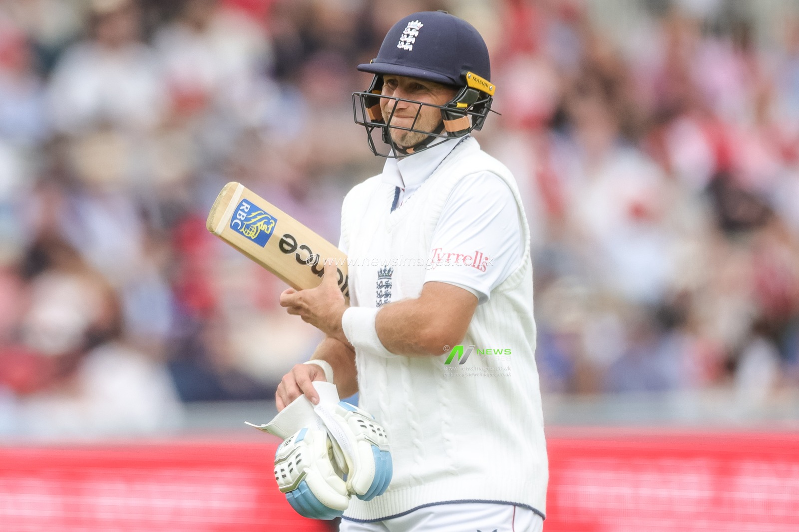 Joe Root of England leaves the field of play after being dismissed after he’s bowled LBW by Nathan Smith of New Zealand during the 1st Rothesay Test Match Day 2 match England vs New Zealand at Lords, London, United Kingdom on 05 June 2026

(Photo by Mark Cosgrove/News Images)
