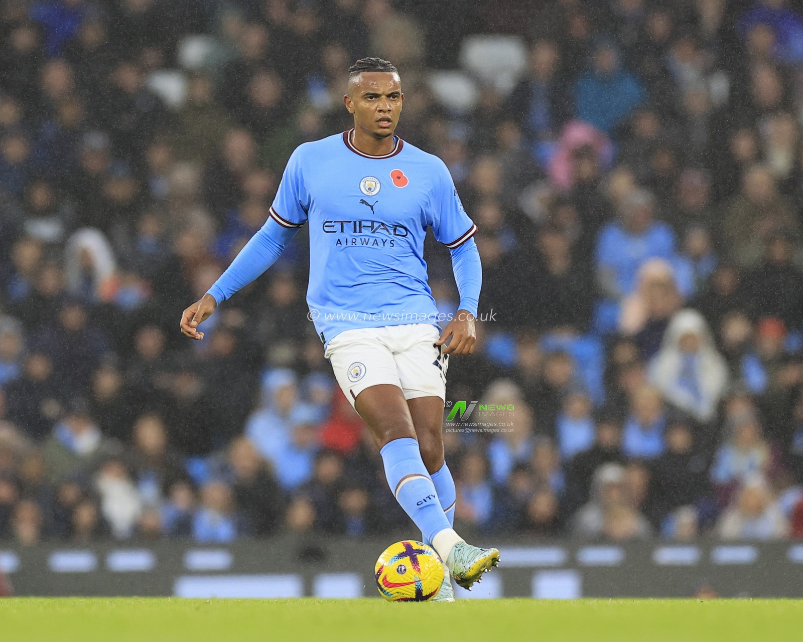 Manuel Akanji #25 of Manchester City controls the ball during the Premier League match Manchester City vs Fulham at Etihad Stadium, Manchester, United Kingdom, 5th November 2022

(Photo by Conor Molloy/News Images)