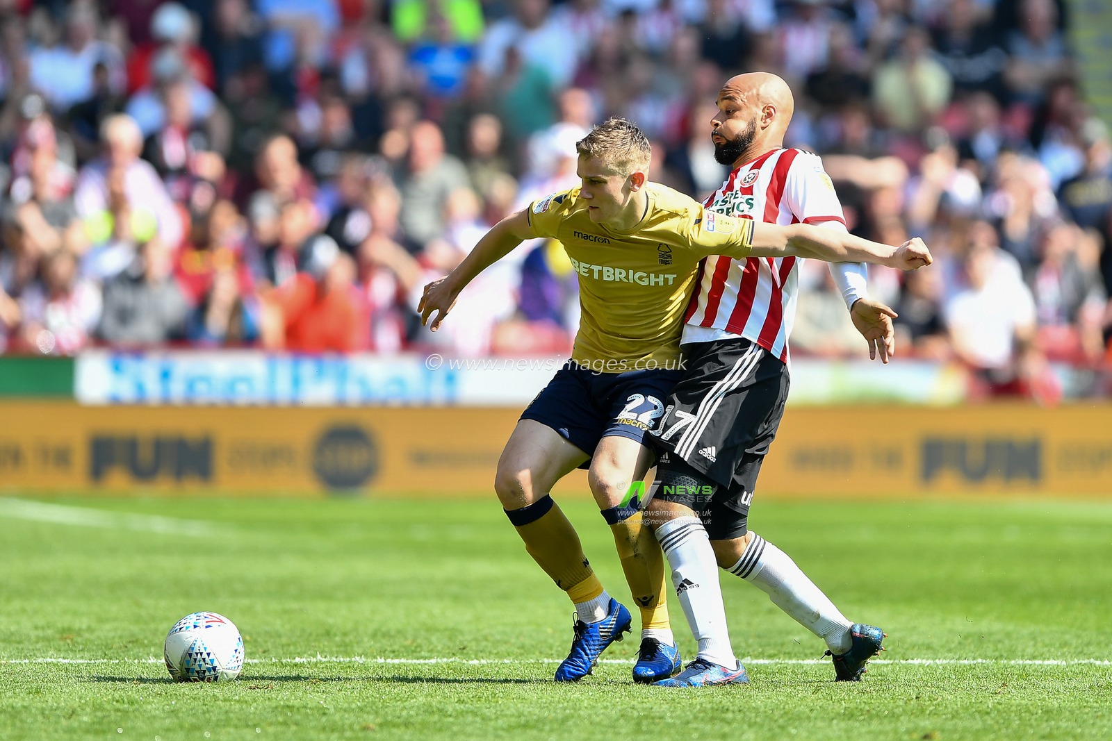 19th April 2019, Bramall Lane, Sheffield, England; Sky Bet Championship, Sheffield United vs Nottingham Forest ; Ryan Yates (22) of Nottingham Forest battles with David McGoldrick (17) of Sheffield United  


Credit: Jon Hobley/News Images

English Football League images are subject to DataCo Licence