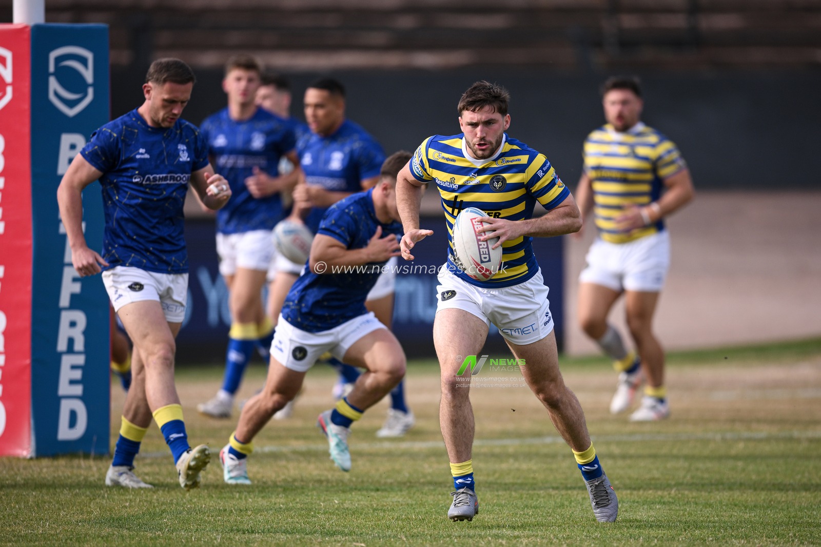 Adam Holroyd of Warrington Wolves warms up prior to the Betfred Super League round 22 match Bradford Bulls vs Warrington Wolves at Odsal Stadium, Bradford, United Kingdom on 08 August 2026

(Photo by Ben Roberts/News Images)
