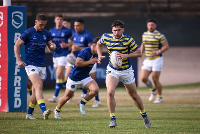 Adam Holroyd of Warrington Wolves warms up prior to the Betfred Super League round 22 match Bradford Bulls vs Warrington Wolves at Odsal Stadium, Bradford, United Kingdom on 08 August 2026

(Photo by Ben Roberts/News Images)