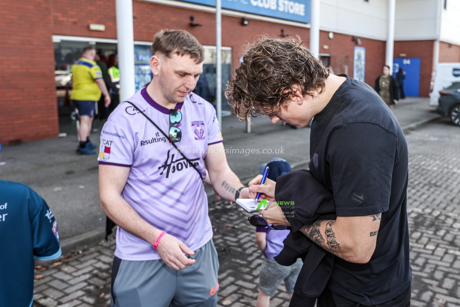 Arron Lindop of Warrington Wolves arrives during the Betfred Super League round 5 match Warrington Wolves vs Castleford Tigers at The Halliwell Jones Stadium, Warrington, United Kingdom on 21 March 2026

(Photo by Alfie Cosgrove/News Images)