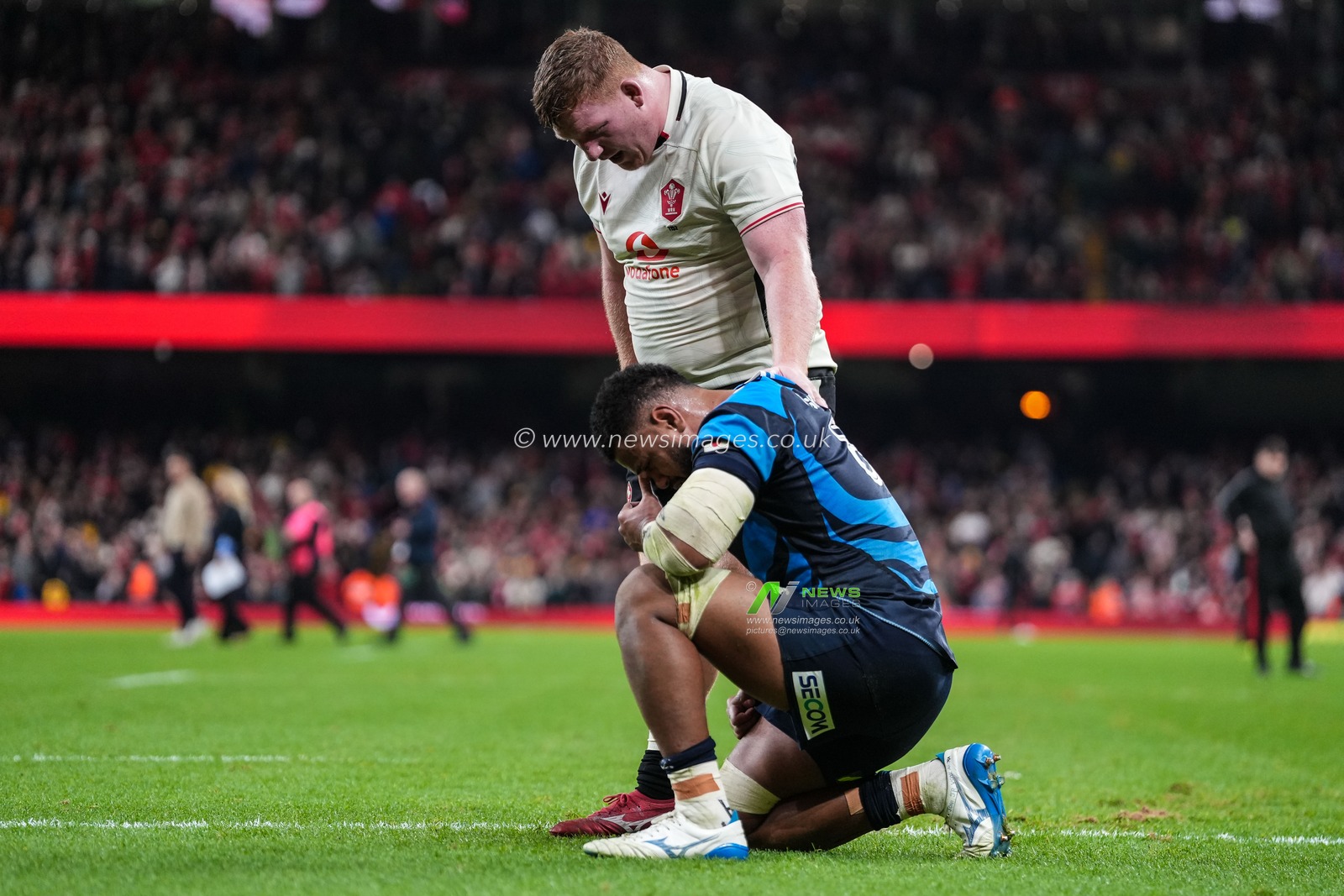 Rhys Carre of Wales consoles Faulua Makisi of Japan at the final whistle during the Quilter Nations Series 2025 match Wales vs Japan at Principality Stadium, Cardiff, United Kingdom, 15th November 2025

(Photo by Andrew Lewis/News Images)

*** GER AUT SUI OUT ***