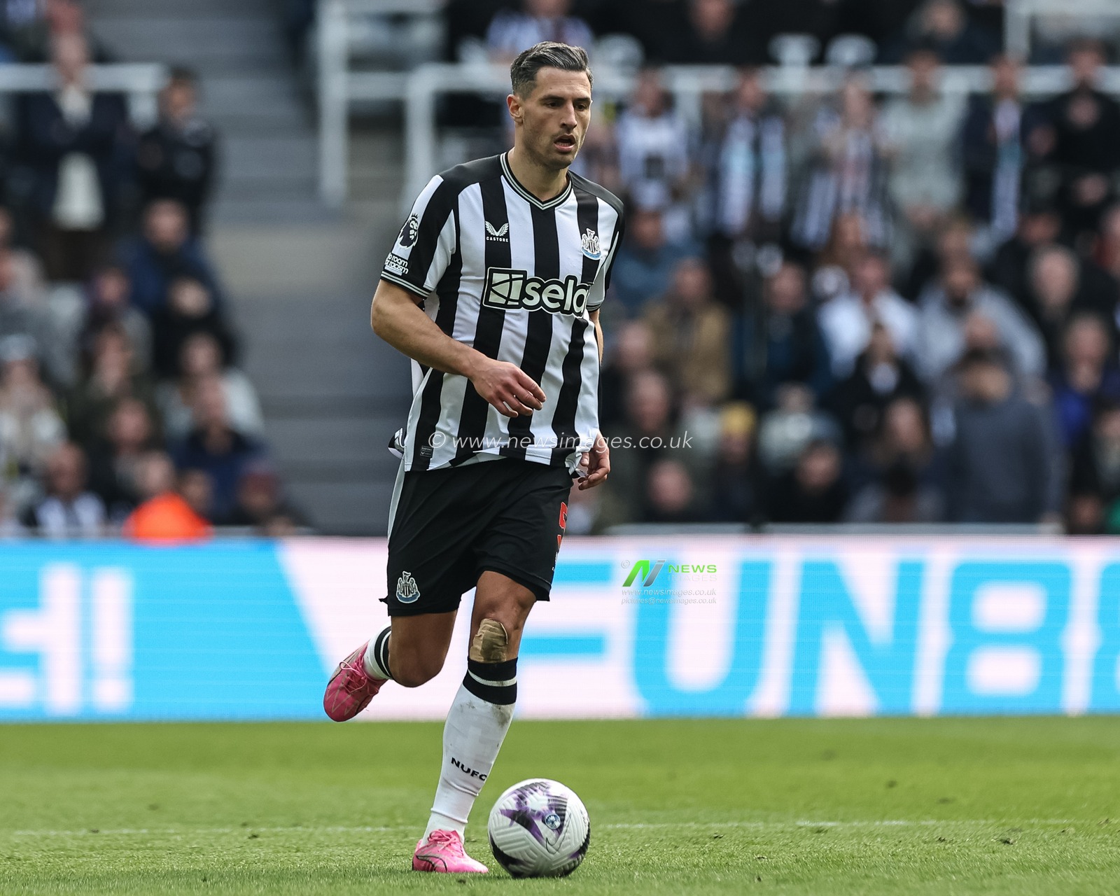 Fabian SchÃ¤r of Newcastle United with the ball during the Premier League match Newcastle United vs West Ham United at St. James's Park, Newcastle, United Kingdom, 30th March 2024

(Photo by Mark Cosgrove/News Images)
