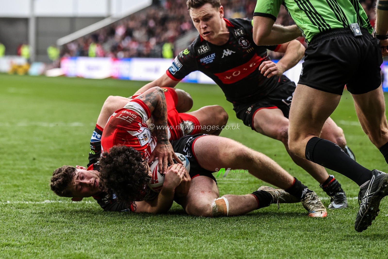 Tristan Sailor of St Helens goes over for a try during the Betfred Super League round 7 match St Helens vs Wigan Warriors at The BrewDog Stadium, St Helens, United Kingdom on 03 April 2026

(Photo by Alfie Cosgrove/News Images)