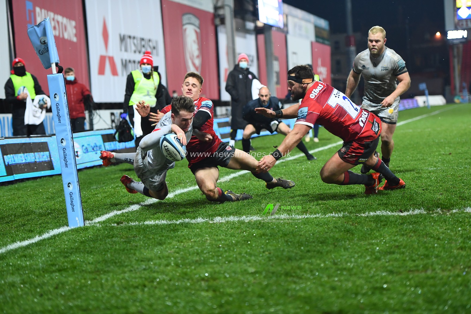 TOM ROEBUCK #14 of Sale Sharks dives for the try line.