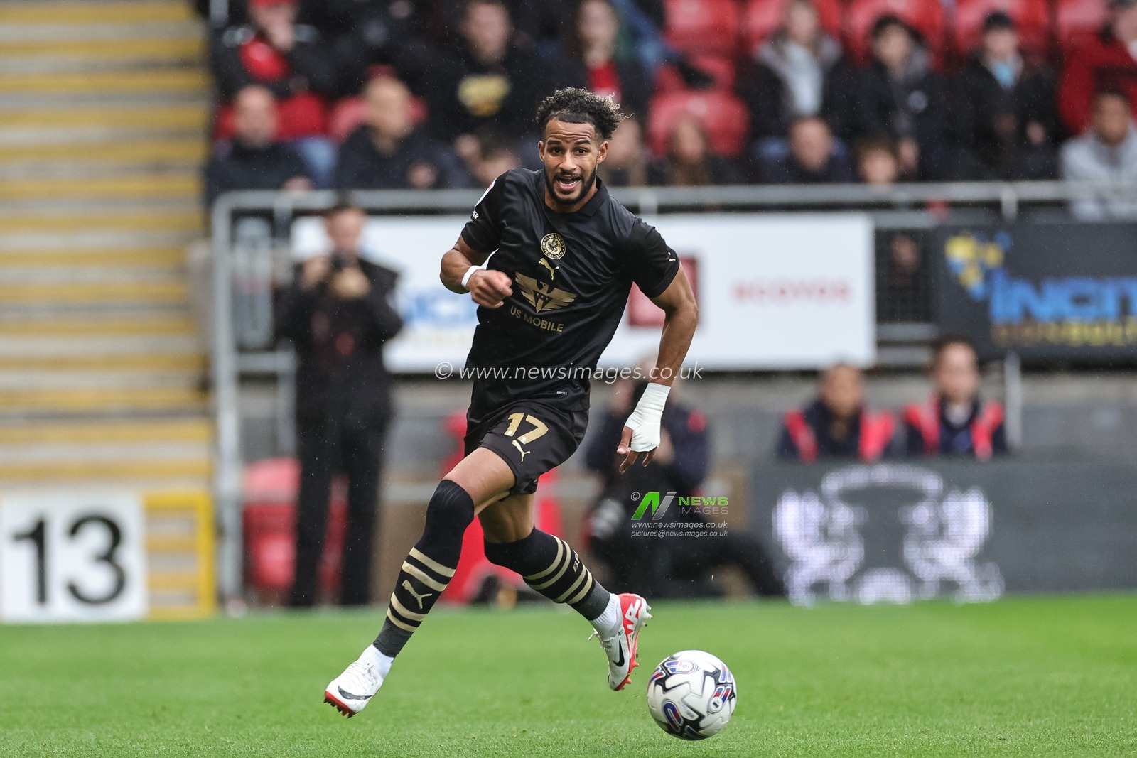 Barry Cotter #17 of Barnsley in action during the Sky Bet League 1 match Leyton Orient vs Barnsley at Matchroom Stadium, London, United Kingdom, 21st October 2023

(Photo by Mark Cosgrove/News Images)