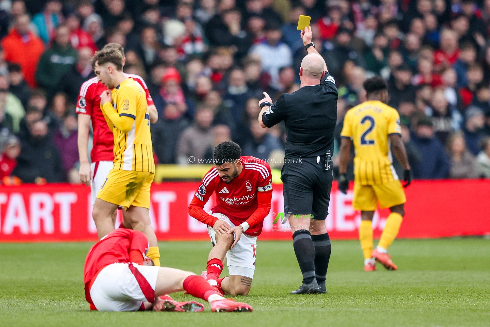 Jack Hinshelwood of Brighton & Hove Albion receives a yellow card during the Premier League match Nottingham Forest vs Brighton and Hove Albion at City Ground, Nottingham, United Kingdom, 1st February 2025

(Photo by Alfie Cosgrove/News Images)