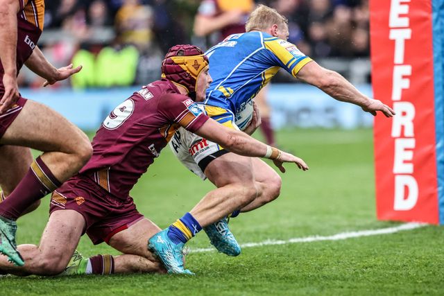 Lachlan Miller of Leeds Rhinos goes over for a try during the Betfred Super League Round 8 match Leeds Rhinos vs Huddersfield Giants at Headingley Stadium, Leeds, United Kingdom, 18th April 2025

(Photo by Alfie Cosgrove/News Images)