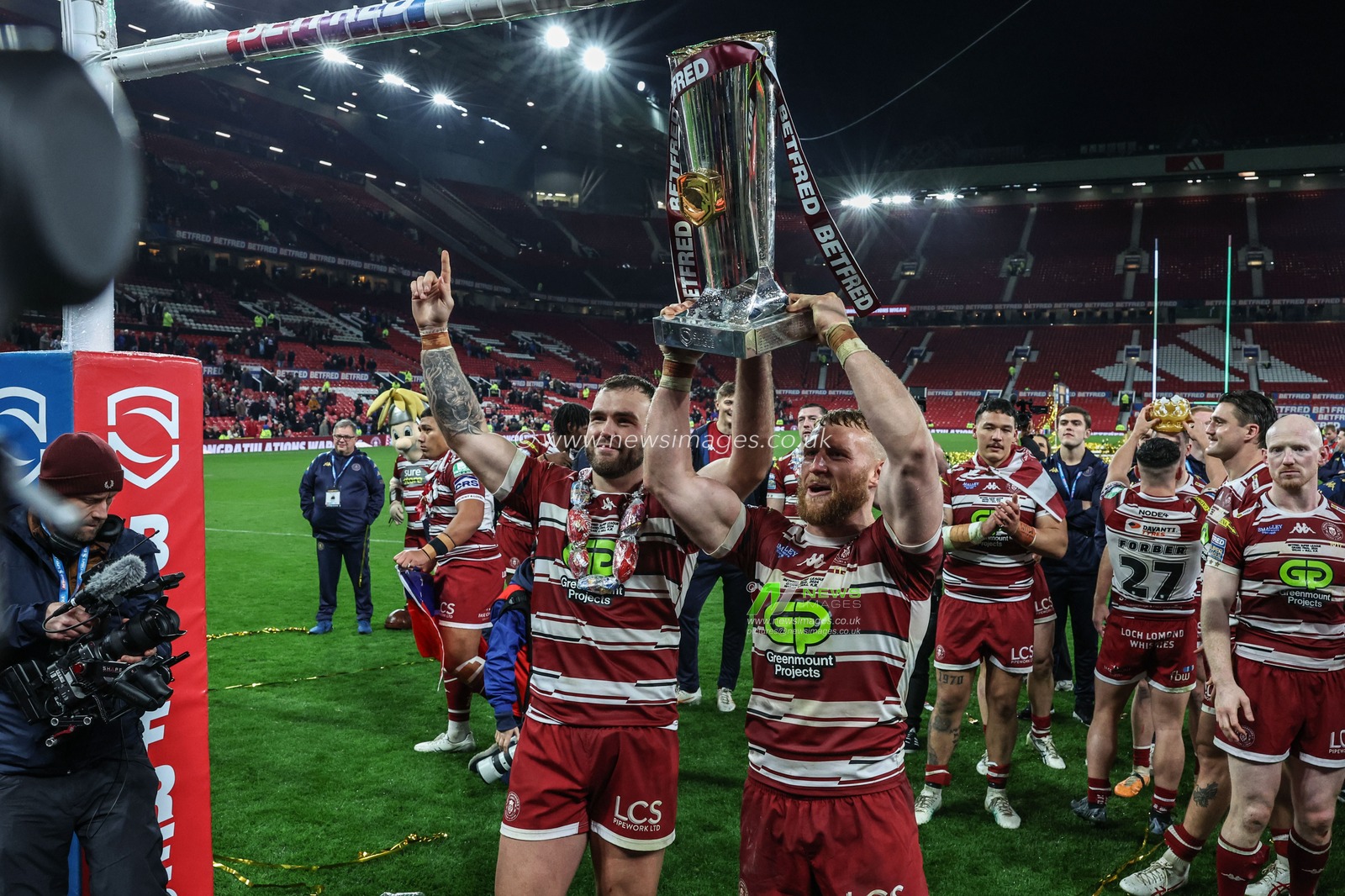 Kaide Ellis of Wigan Warriors and Luke Thompson of Wigan Warriors lift the Betfred Super League Grand Final trophy during the Betfred Super League Grand Final match Wigan Warriors vs Hull KR at Old Trafford, Manchester, United Kingdom, 12th October 2024

(Photo by Mark Cosgrove/News Images)