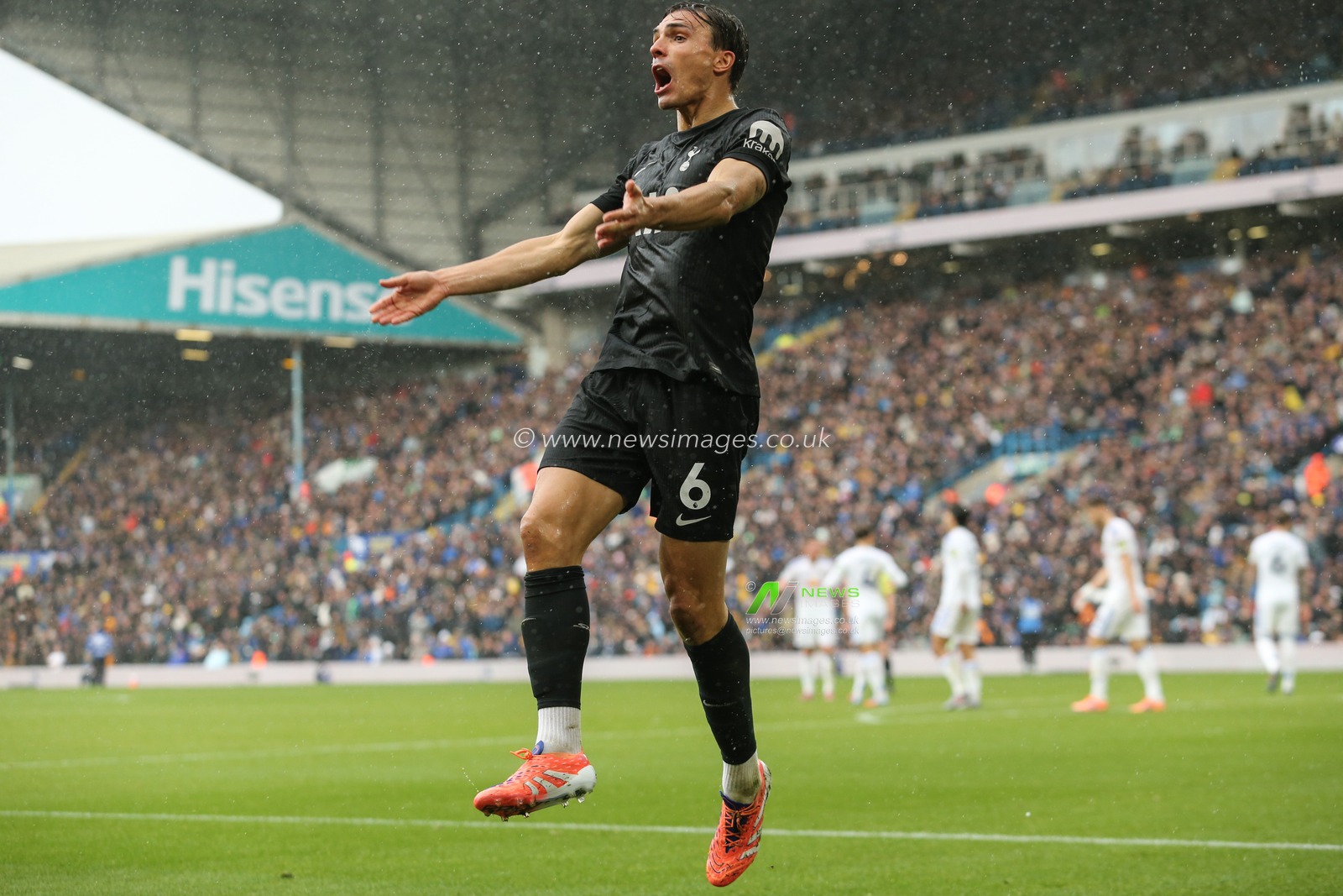 Joao Palhinha of Tottenham Hotspur celebrates his side taking the lead during the Premier League match Leeds United vs Tottenham Hotspur at Elland Road, Leeds, United Kingdom, 4th October 2025

(Photo by Richard Bierton/News Images)
