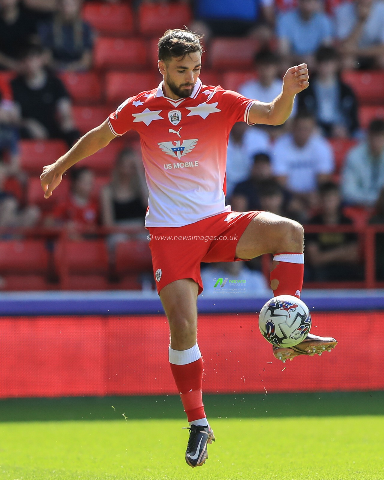 Adam Phillips #30 of Barnsley controls the ball during the Sky Bet League 1 match Barnsley vs Oxford United at Oakwell, Barnsley, United Kingdom, 19th August 2023

(Photo by Alfie Cosgrove/News Images)