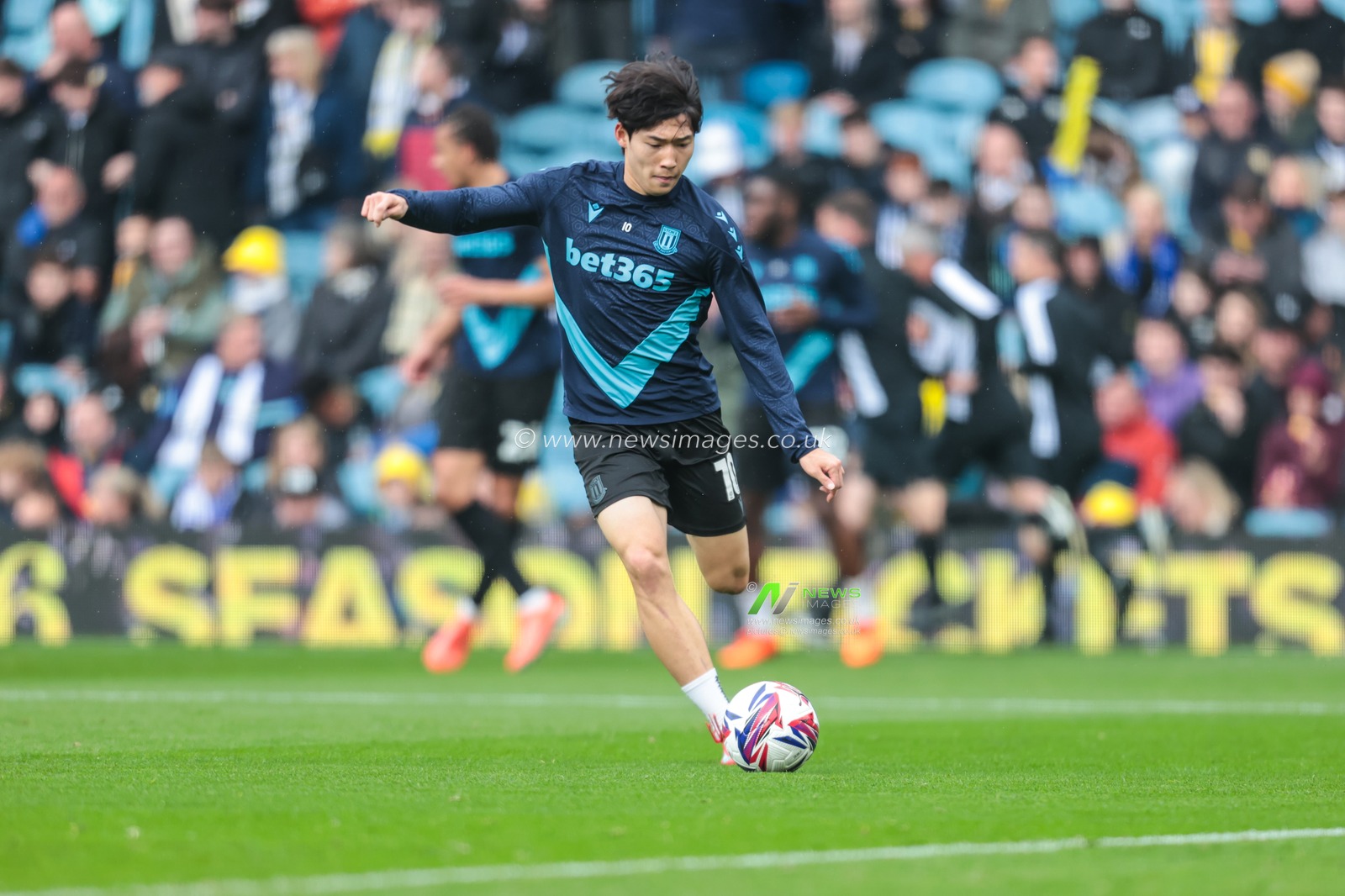 Bae Jun-Ho of Stoke City in the pregame warmup session during the Sky Bet Championship match Leeds United vs Stoke City at Elland Road, Leeds, United Kingdom, 21st April 2025

(Photo by Richard Bierton/News Images)