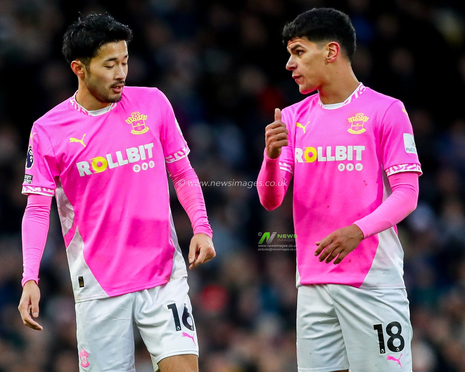 Yukinari Sugawara speaks to Mateus Fernandes of Southampton during the Premier League match Fulham vs Southampton at Craven Cottage, London, United Kingdom, 22nd December 2024

(Photo by Izzy Poles/News Images)
