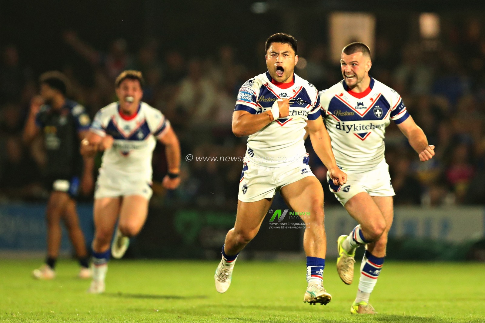Mason Lino of Wakefield Trinity celebrates scoring a drop goal and winning the game for Wakefield during the Betfred Super League round 20 match Wakefield Trinity vs Leeds Rhinos at DIY Kitchens Stadium, Wakefield, United Kingdom, 24th July 2025(Photo by Sam Eaden/News Images)