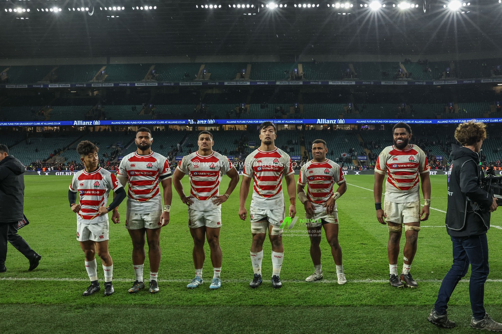 Japan players bow to the crowd during the Autumn Nations Series match England vs Japan at Allianz Stadium, Twickenham, United Kingdom, 24th November 2024

(Photo by Mark Cosgrove/News Images)