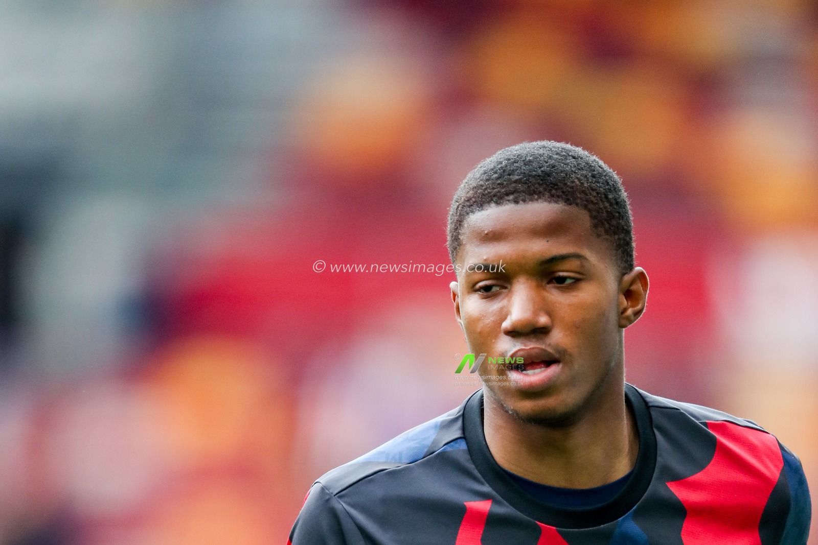 Chido Obi-Martin of Manchester United warms up prior to the Premier League match Brentford vs Manchester United at The Gtech Community Stadium, London, United Kingdom, 4th May 2025

(Photo by Izzy Poles/News Images)