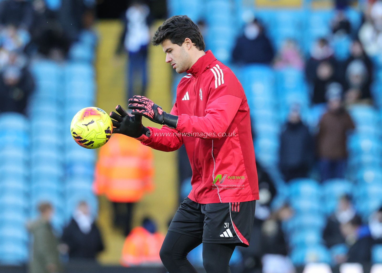Manchester United goalkeeper Senne Lammens in the pregame warmup session during the Premier League match Leeds United vs Manchester United at Elland Road, Leeds, United Kingdom, 4th January 2026

(Photo by Richard Bierton/News Images)

*** GER AUT SUI OUT ***