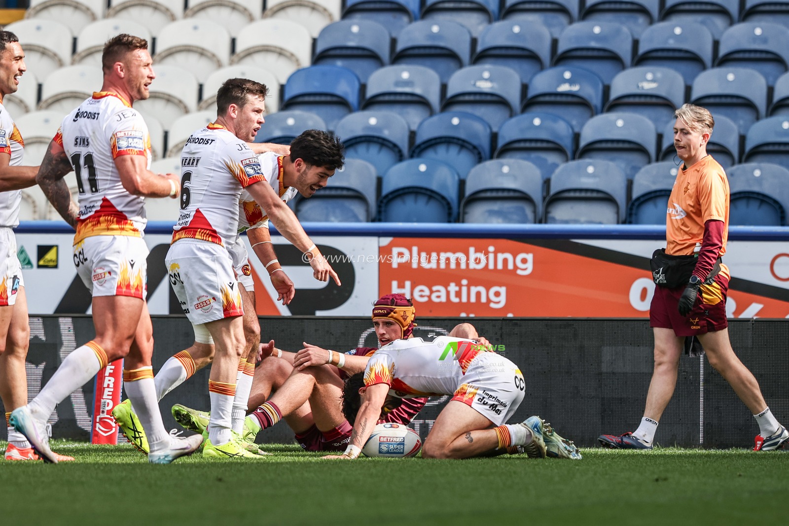 LÃ©o Darrelatour of Catalan Dragons injures himself going over for a try during the Betfred Super League match Huddersfield Giants vs Catalans Dragons at John Smith's Stadium, Huddersfield, United Kingdom, 13th April 2025

(Photo by Alfie Cosgrove/News Images)
