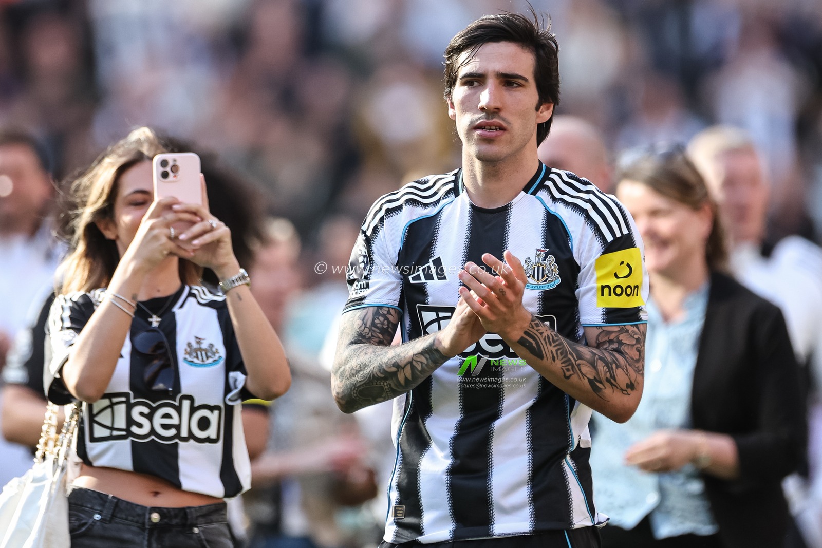 Sandro Tonali of Newcastle United applauds the fans after the final whistle during the Premier League match Newcastle United vs Everton at St. James's Park, Newcastle, United Kingdom, 25th May 2025

(Photo by Mark Cosgrove/News Images)