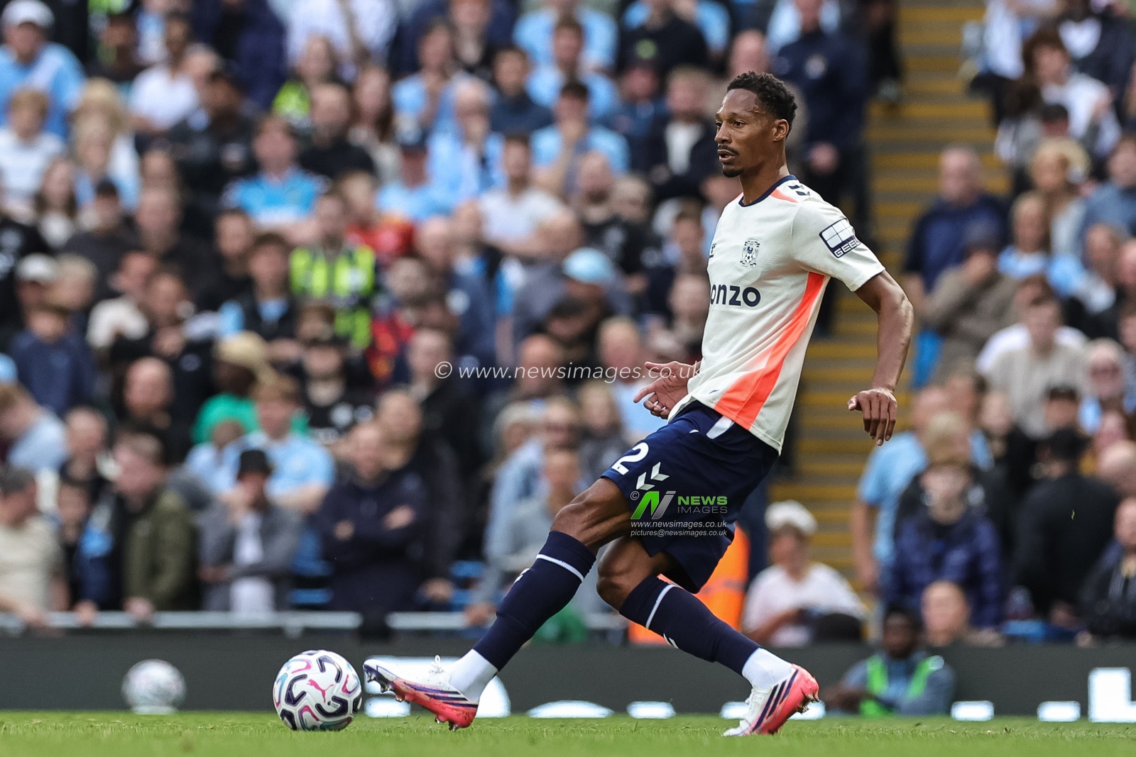 Ethan Pinnock of Coventry City passes the ball during the Premier League match Manchester City vs Coventry City at Etihad Stadium, Manchester, United Kingdom on 05 September 2026

(Photo by Mark Cosgrove/News Images)