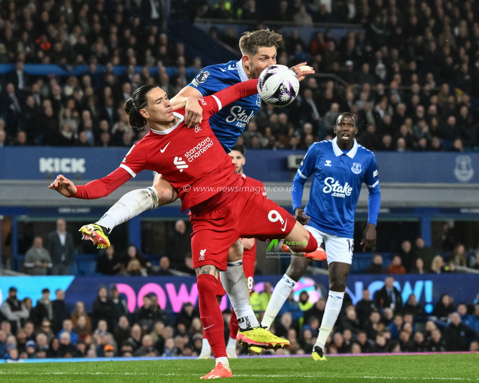 Darwin NÃºÃ±ez of Liverpool and James Tarkowski of Everton battle for the ball during the Premier League match Everton vs Liverpool at Goodison Park, Liverpool, United Kingdom, 24th April 2024

(Photo by Craig Thomas/News Images)