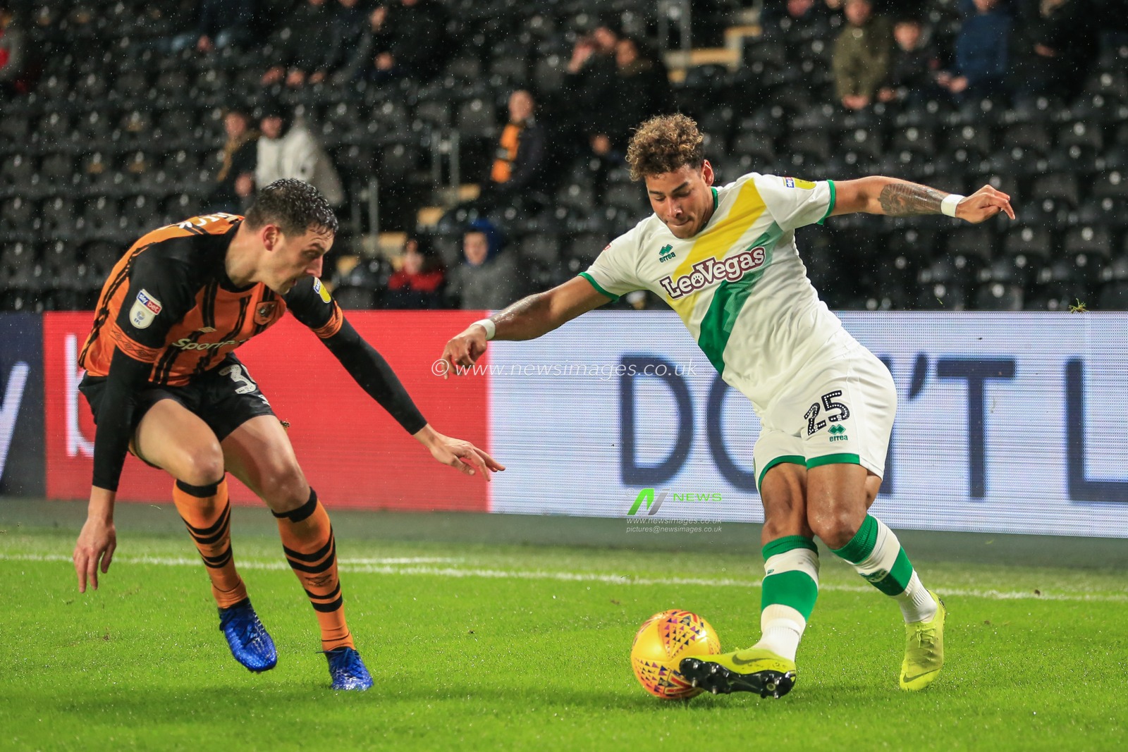 27th November 2018, KCOM Stadium, Hull , England; Sky Bet Championship, Hull City v Norwich City ; Onel Hernandez (25) of Norwich City plays the ball on the wing 

Credit:   Mark Cosgrove/News Images

English Football League images are subject to DataCo Licence